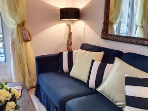 Sofá azul en la sala de estar con espejo en Nestor&Jeeves - PALAIS ALICE - Central - Very close sea en Niza
