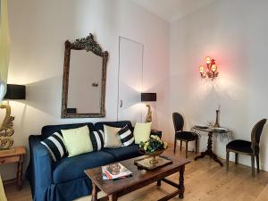 sala de estar con sofá azul y mesa en Nestor&Jeeves - PALAIS ALICE - Central - Very close sea en Niza