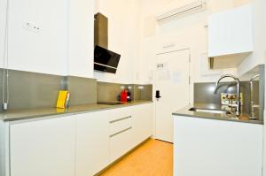 Kuchyňa alebo kuchynka v ubytovaní NineSuites