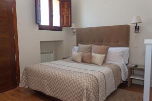 A bed or beds in a room at Los Ojos de la Mora Apartamentos Boutique