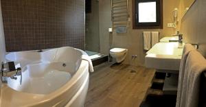 A bathroom at Los Ojos de la Mora Apartamentos Boutique