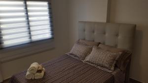 1 dormitorio con 1 cama con 2 toallas en Sargento cabral 73 en Mar del Plata