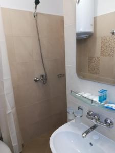 ゴヴェダルツィにあるGuest House Edelweissのバスルーム(トイレ、洗面台、鏡付)