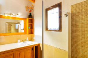 アルクーディアにあるEs Serval :) Relax and Sportsの洗面台と鏡付きシャワーを備えたバスルーム +26枚の写真