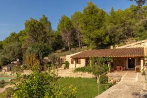 アルクーディアにあるEs Serval :) Relax and Sportsの庭中石造り