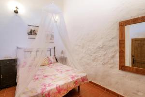1 dormitorio con 1 cama con mosquitera en Es Serval :) Relax and Sports, en Alcudia