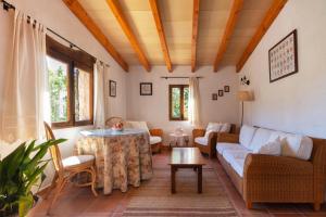 アルクーディアにあるEs Serval :) Relax and Sportsのソファとテーブルのあるリビングルーム