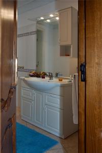 La salle de bains est pourvue d'un lavabo et d'un miroir. dans l'établissement Casa Le Terrazze, à Positano