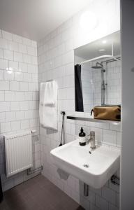 Koupelna v ubytování First Hotel The Studio