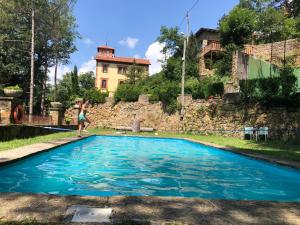Bazén v ubytovaní Els Apartaments del bosc alebo v jeho blízkosti