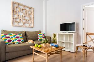 Telewizja i/lub zestaw kina domowego w obiekcie Suites Sevilla Plaza