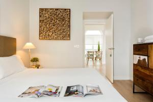 Łóżko lub łóżka w pokoju w obiekcie Suites Sevilla Plaza