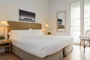 Łóżko lub łóżka w pokoju w obiekcie Suites Sevilla Plaza