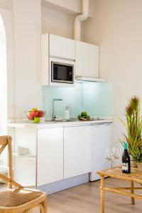 Kuchnia lub aneks kuchenny w obiekcie Suites Sevilla Plaza