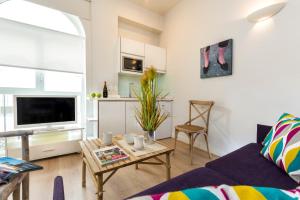Telewizja i/lub zestaw kina domowego w obiekcie Suites Sevilla Plaza