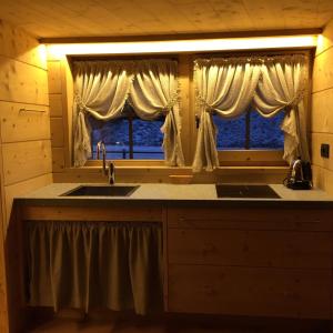 Kuchyňa alebo kuchynka v ubytovaní Alpine Chalet