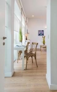 Telewizja i/lub zestaw kina domowego w obiekcie Suites Sevilla Plaza