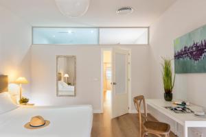 Łóżko lub łóżka w pokoju w obiekcie Suites Sevilla Plaza