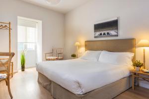 Łóżko lub łóżka w pokoju w obiekcie Suites Sevilla Plaza