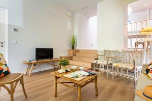 Telewizja i/lub zestaw kina domowego w obiekcie Suites Sevilla Plaza