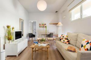 Telewizja i/lub zestaw kina domowego w obiekcie Suites Sevilla Plaza
