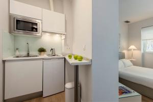 Kuchnia lub aneks kuchenny w obiekcie Suites Sevilla Plaza