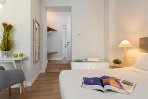 Łóżko lub łóżka w pokoju w obiekcie Suites Sevilla Plaza