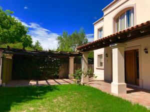 a house with a yard with a patio at Descanso y Experiencias en Chacras de Coria in Ciudad Lujan de Cuyo