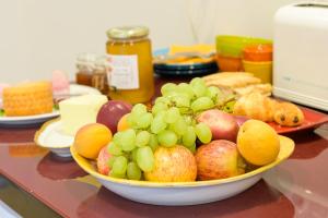 - un bol de fruits sur un comptoir dans l'établissement Casa Mir, à Saint-Lary-Soulan