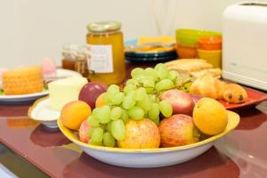 a bowl of fruit on top of a counter at Casa Mir in Saint-Lary-Soulan