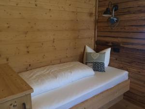 Postel nebo postele na pokoji v ubytování Ferienhütten Lechtal Chalets
