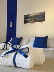 una camera con un letto con una parete blu di Maison Arena Bovio a Napoli