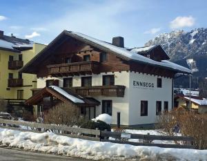 un grand bâtiment avec de la neige sur le toit dans l'établissement Haus Ennsegg by Schladming-Appartements, à Haus im Ennstal