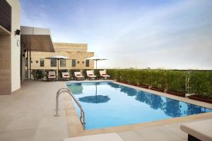 una piscina en la parte superior de un edificio en Centro Olaya by Rotana en Riad