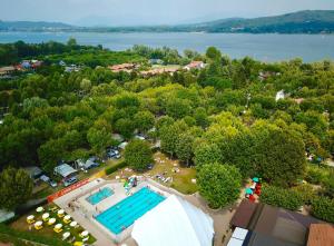 ドルメッレットにあるCamping Village Lago Maggioreの公園内のスイミングプールの上面の景色