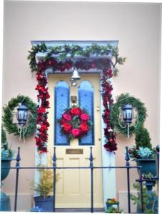 une porte avec une couronne de christmas sur elle dans l'établissement Riverside Bed & Breakfast, à Ironbridge