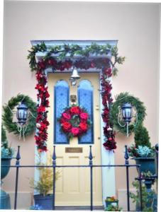 アイアンブリッジにあるRiverside Bed & Breakfastのクリスマス花輪の扉