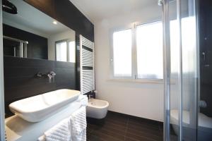 Koupelna v ubytování Q Hotel