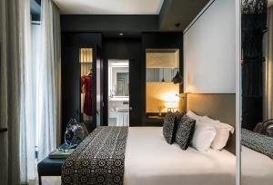 Postel nebo postele na pokoji v ubytování Corso 281 Luxury Suites