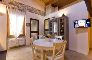 Una televisión o centro de entretenimiento en Lucia Minerva 18