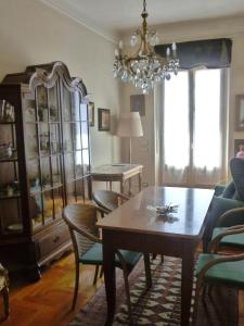 a living room with a table and chairs and a chandelier at B&B Villa Dall'Agnola in Garda