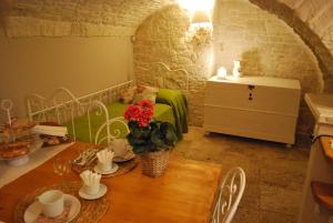 a room with a table and a bed in a room at Stella in Terlizzi