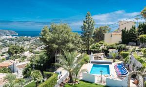 einen Luftblick auf eine Villa mit einem Pool in der Unterkunft Villa Beniarres Guest House B&B in Moraira in Moraira