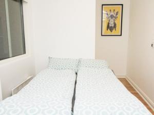 a small bedroom with a bed in a room at Nordic Host - City Center 2 Bed / 2 Bath - Skippergata - 3 minutes from station in Oslo