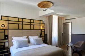 Hôtel Les Roches Blanches Cassis客房内的一张或多张床位
