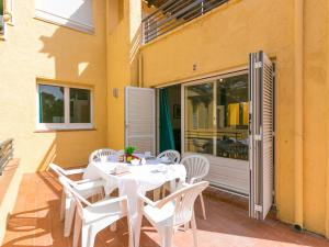 Patio alebo iná vonkajšia časť ubytovania Apartment Velazquez-4 by Interhome