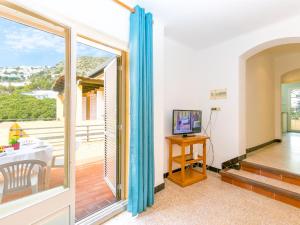 Televízia a/alebo spoločenská miestnosť v ubytovaní Apartment Velazquez-4 by Interhome