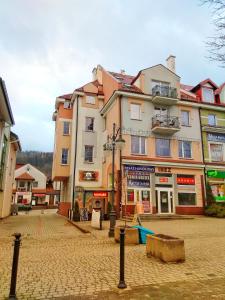 eine Gruppe von Gebäuden in einer Stadtstraße in der Unterkunft Apartament Beztroski in Ustrzyki Dolne