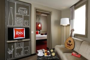 Ibis Sfax في صفاقس: غرفة معيشة مع أريكة وتلفزيون