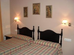 Łóżko lub łóżka w pokoju w obiekcie Hostal San Luis